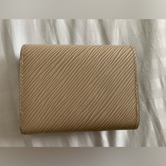 Louis Vuitton Twist Compact Wallet In Epi
leather (galet tone) - Picture 6 of 16